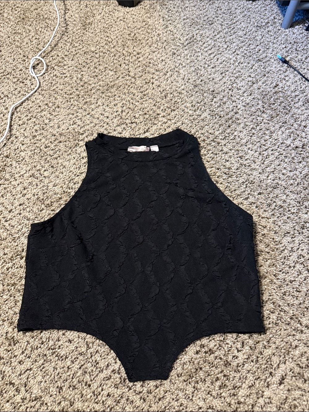 Textured Black Sleeveless crop - Picture 2 of 4